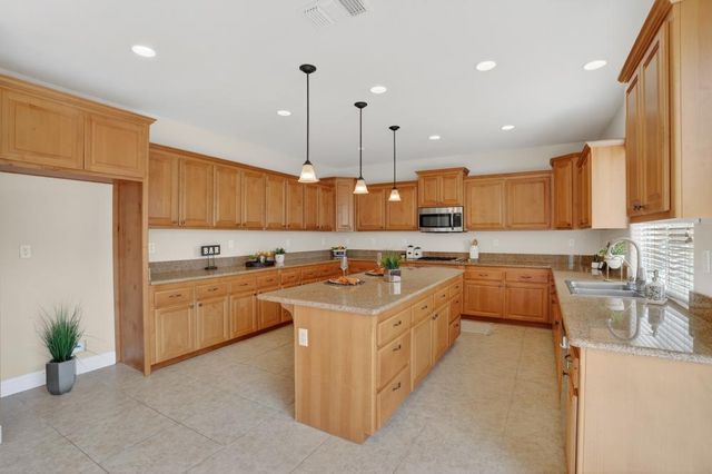 12410 Canyonlands Dr, Rancho Cordova, CA 95742