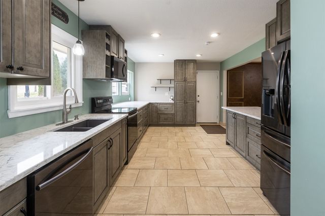 7508 Benton Drive, Urbandale, IA 50322