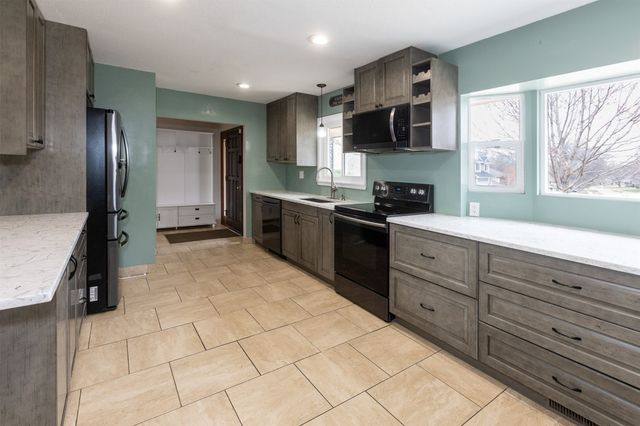 7508 Benton Drive, Urbandale, IA 50322