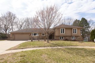 7508 Benton Drive, Urbandale, IA 50322