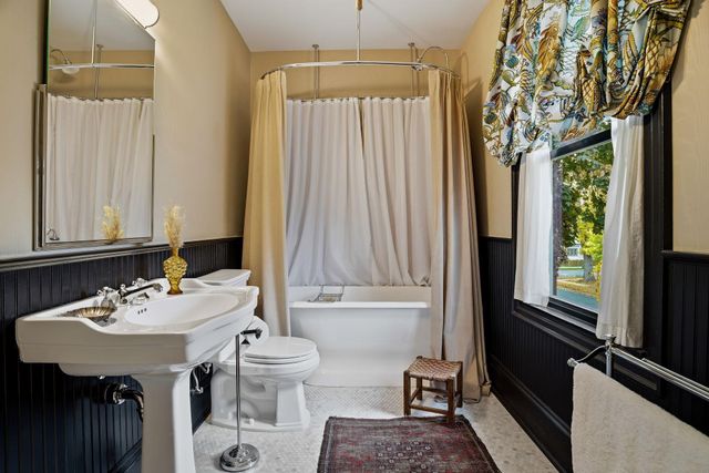 212 Cedar Lake Road S, Minneapolis, MN 55405