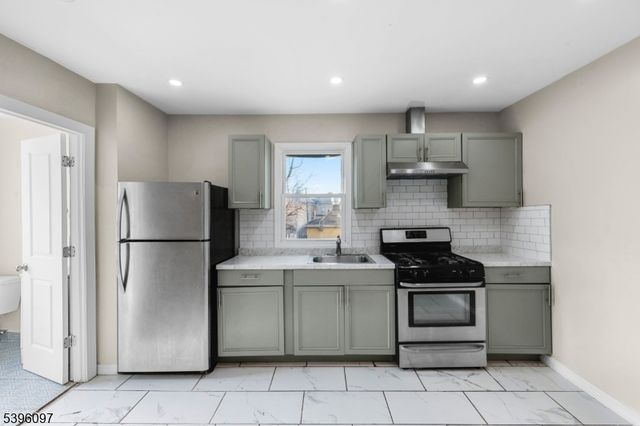 113 2nd St, Elizabeth City, NJ 07206