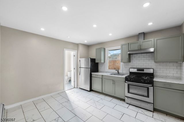 113 2nd St, Elizabeth City, NJ 07206