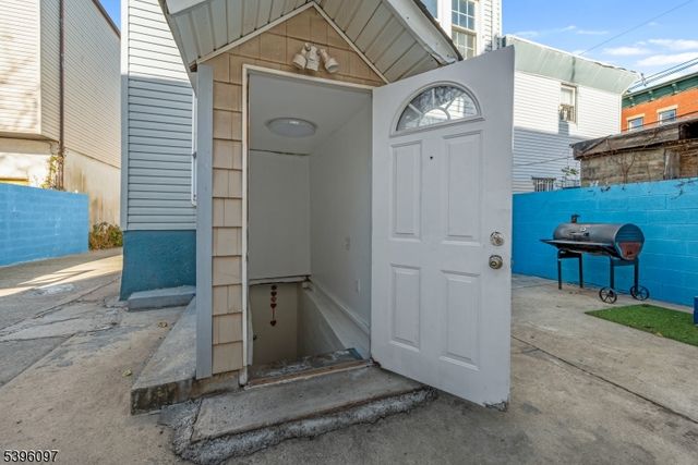 113 2nd St, Elizabeth City, NJ 07206