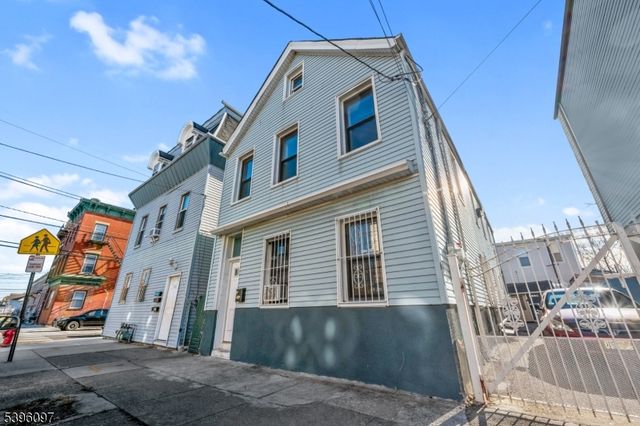 113 2nd St, Elizabeth City, NJ 07206