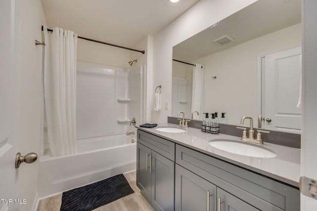 180 Tanasqui Drive, Johnson City, TN 37604