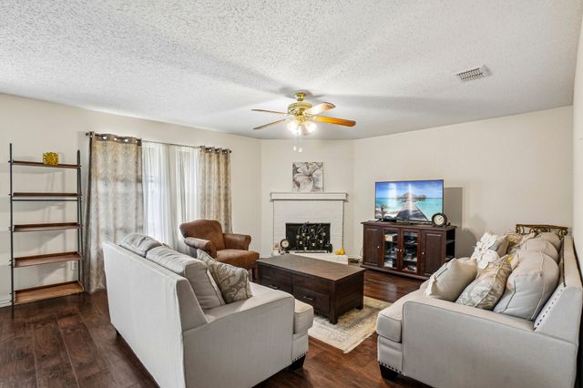 659 Pondview Drive, Cedar Hill, TX 75104
