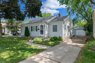 21613 Bon Heur Street, St Clair Shores, MI 48081