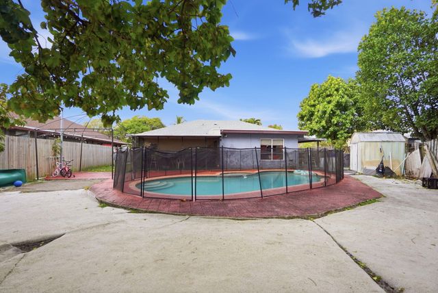 1301 SW 75th Avenue, North Lauderdale, FL 33068