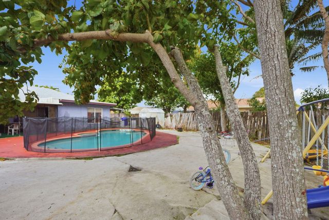 1301 SW 75th Avenue, North Lauderdale, FL 33068