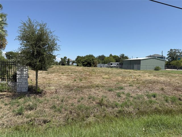 2336 E Bayshore Drive, Dickinson, TX 77539