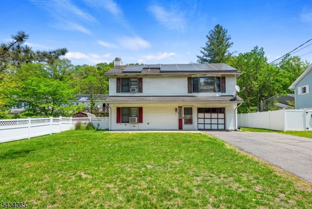 11 Tobyhanna Trl, Hopatcong Boro, NJ 07843