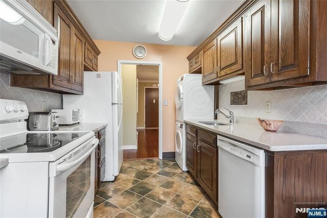 2 Claridge Drive 1NE, Verona, NJ 07044