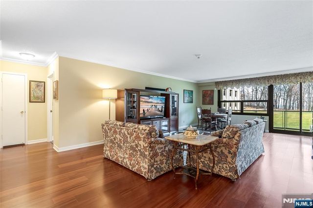 2 Claridge Drive 1NE, Verona, NJ 07044