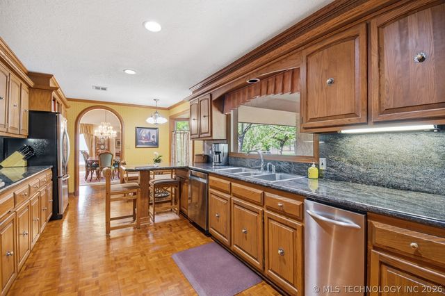 2222 E 45th Place, Tulsa, OK 74105