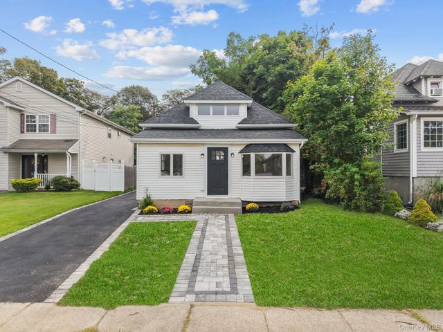 15 E Hamilton Avenue, Massapequa, NY 11758