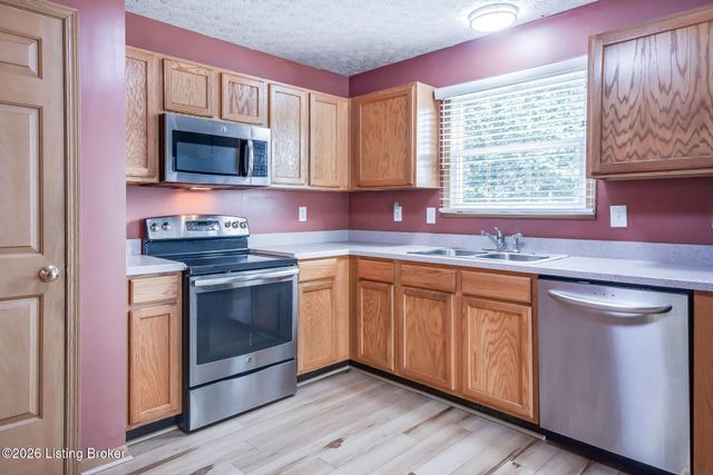 5201 Oldshire Rd, Louisville, KY 40229