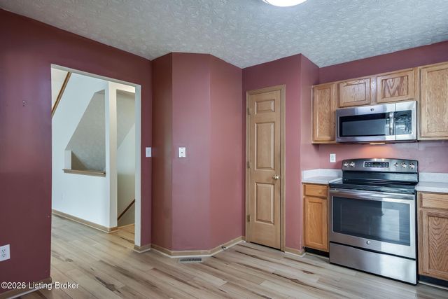 5201 Oldshire Rd, Louisville, KY 40229