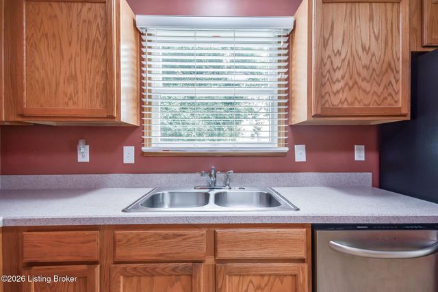5201 Oldshire Rd, Louisville, KY 40229