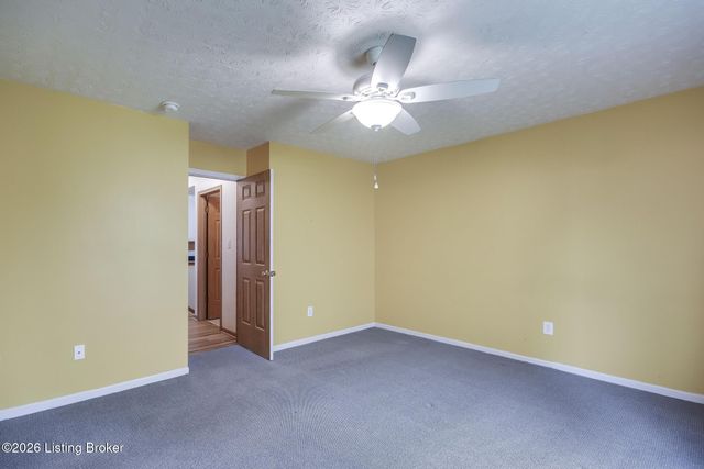 5201 Oldshire Rd, Louisville, KY 40229