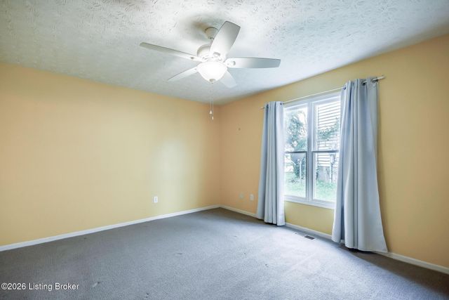 5201 Oldshire Rd, Louisville, KY 40229