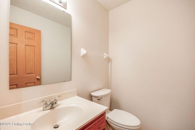 5201 Oldshire Rd, Louisville, KY 40229