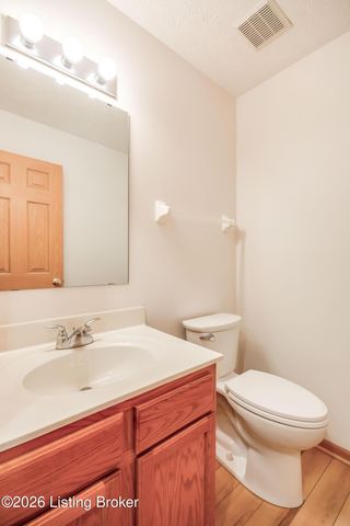 5201 Oldshire Rd, Louisville, KY 40229