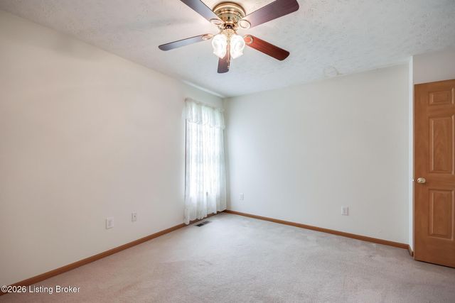 5201 Oldshire Rd, Louisville, KY 40229