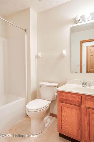 5201 Oldshire Rd, Louisville, KY 40229