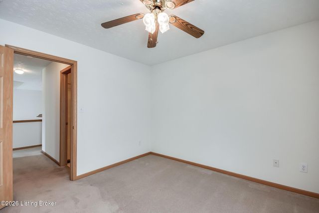 5201 Oldshire Rd, Louisville, KY 40229