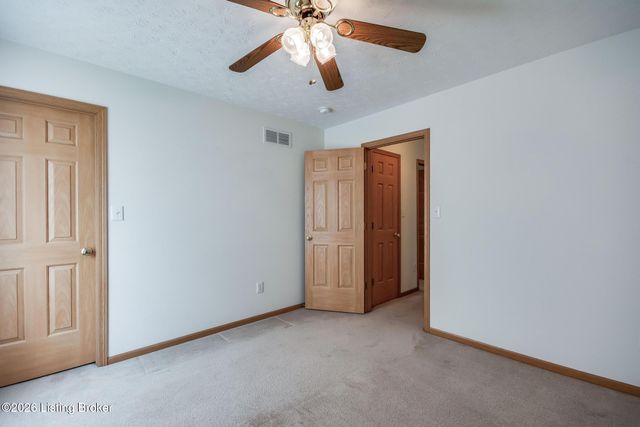 5201 Oldshire Rd, Louisville, KY 40229