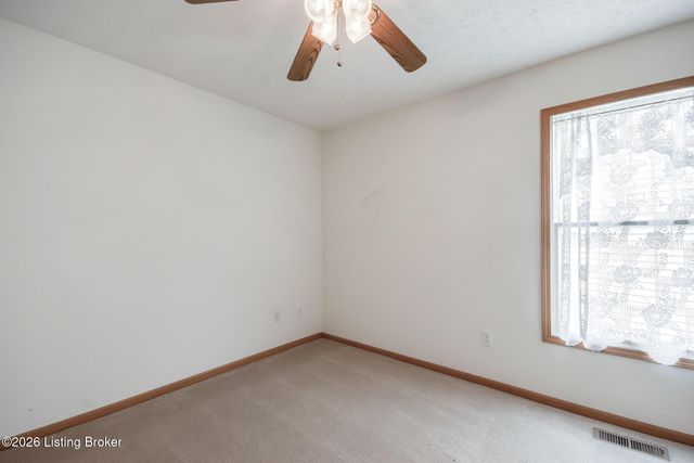 5201 Oldshire Rd, Louisville, KY 40229