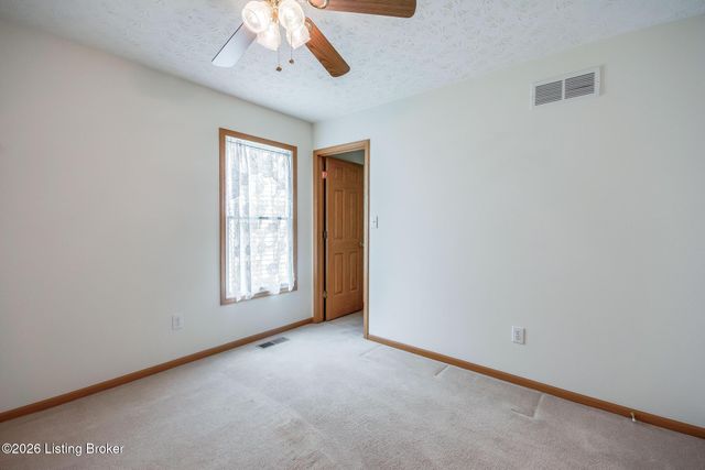 5201 Oldshire Rd, Louisville, KY 40229
