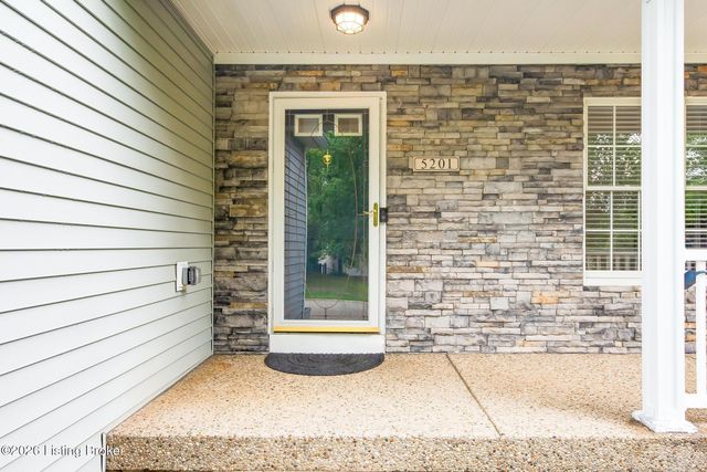 5201 Oldshire Rd, Louisville, KY 40229