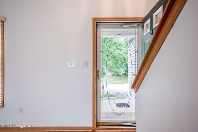 5201 Oldshire Rd, Louisville, KY 40229