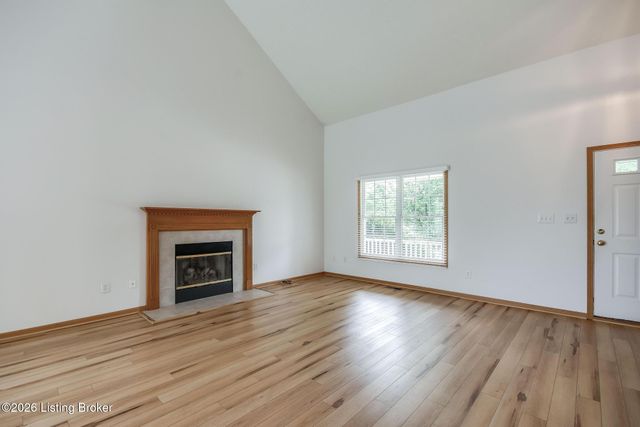 5201 Oldshire Rd, Louisville, KY 40229