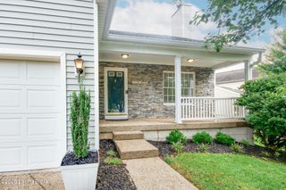 5201 Oldshire Rd, Louisville, KY 40229