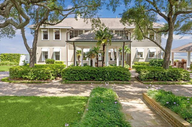 102 S R Street, La Porte, TX 77571
