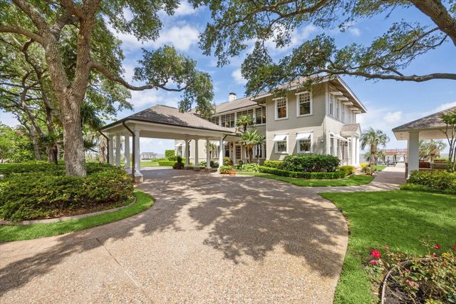 102 S R Street, La Porte, TX 77571