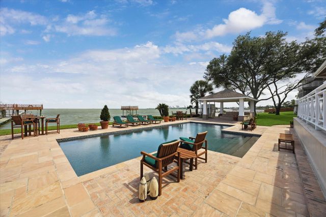 102 S R Street, La Porte, TX 77571