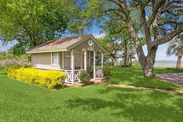 102 S R Street, La Porte, TX 77571
