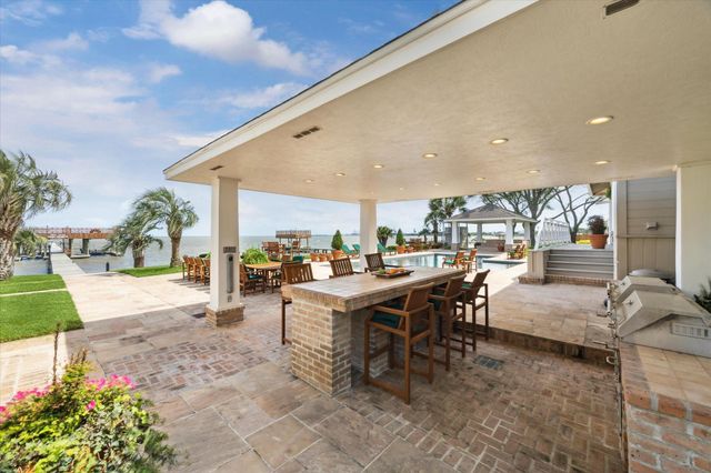 102 S R Street, La Porte, TX 77571
