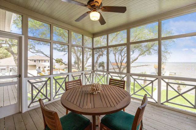 102 S R Street, La Porte, TX 77571