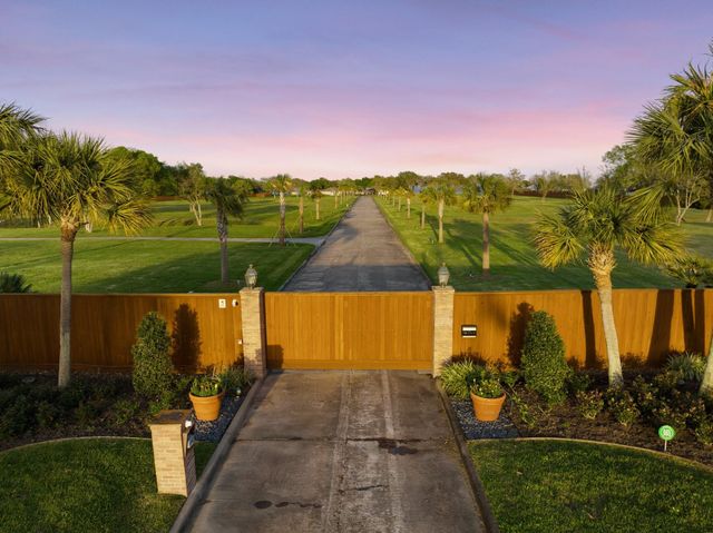 102 S R Street, La Porte, TX 77571