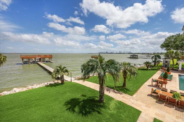 102 S R Street, La Porte, TX 77571