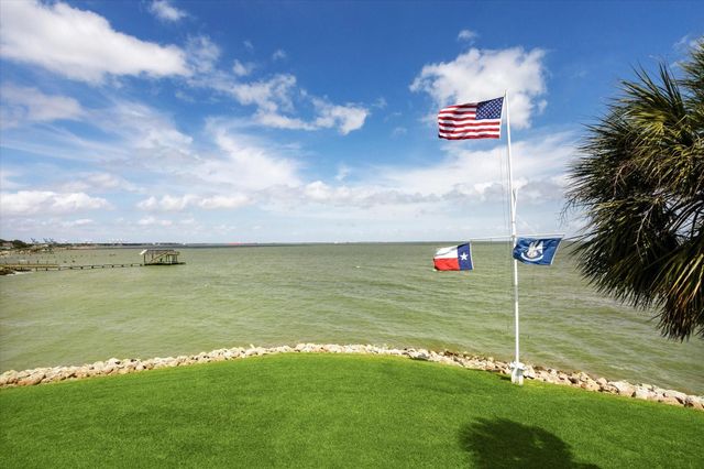 102 S R Street, La Porte, TX 77571