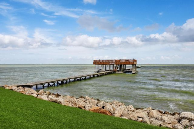 102 S R Street, La Porte, TX 77571