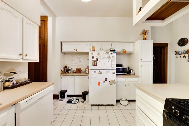 1322 W Barry Avenue, Chicago, IL 60657