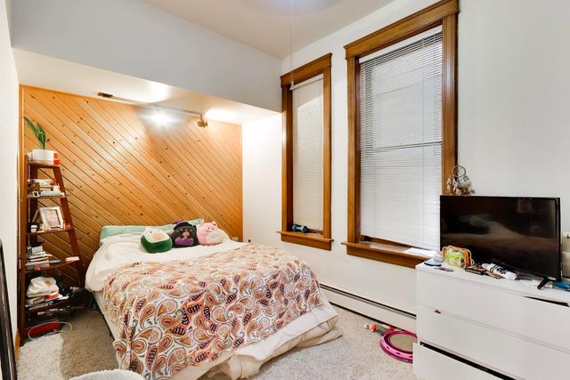 1322 W Barry Avenue, Chicago, IL 60657