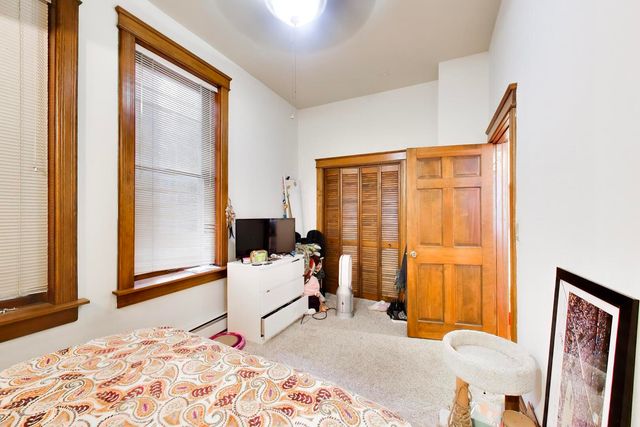 1322 W Barry Avenue, Chicago, IL 60657